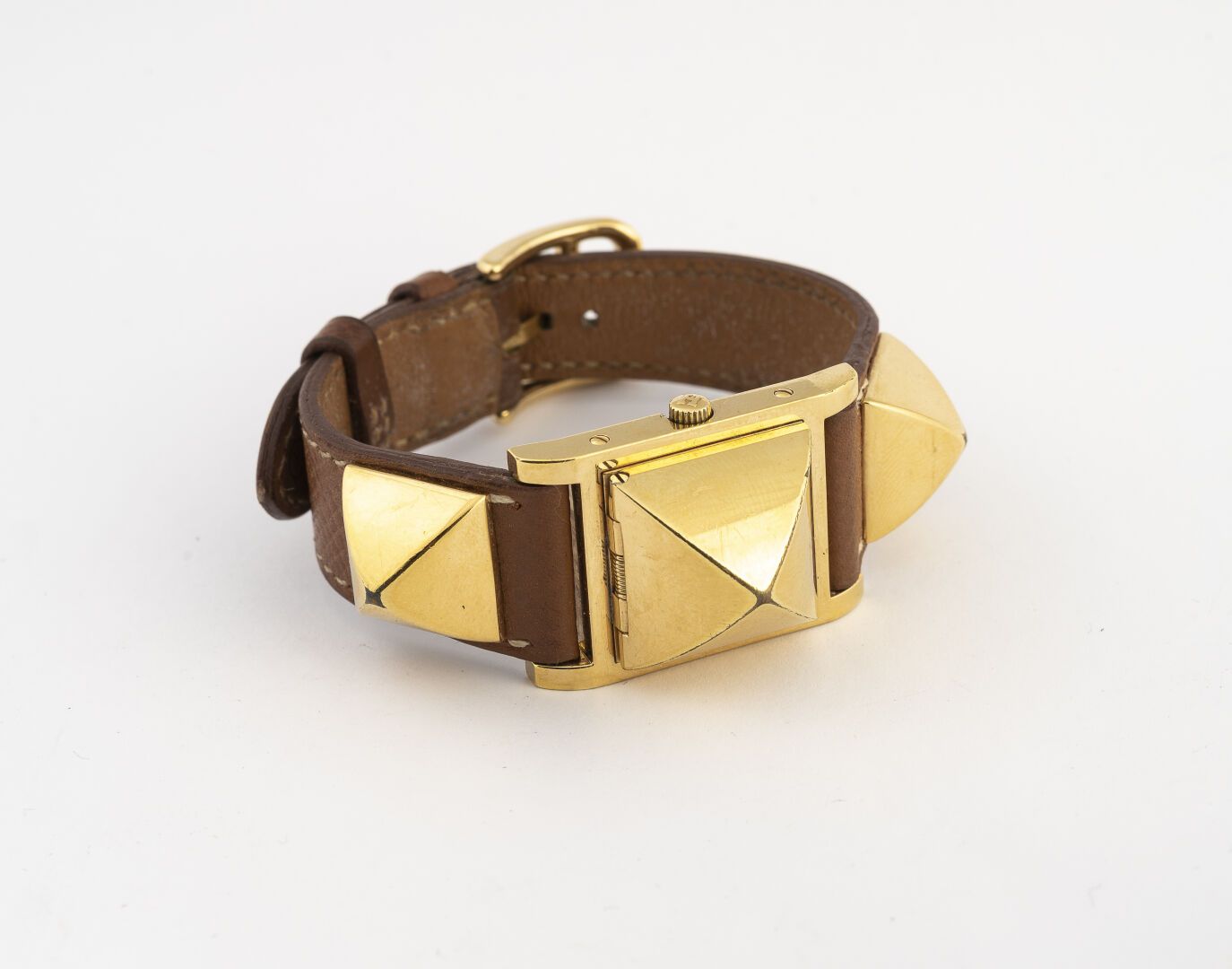 Null HERMÈS.

Armband Damenuhr Modell "Médor". 

Aus vergoldetem Metall.

Das qu&hellip;