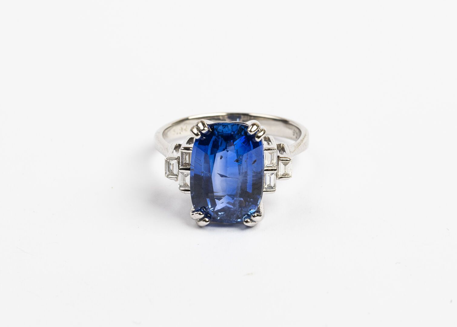 Null 戒指

白金材质，750°/°。

镶嵌着一颗5.33克拉的椭圆形蓝宝石，无热效应（Gam Lab证书），长方形钻石层层叠叠。

毛重：4.9克 - &hellip;