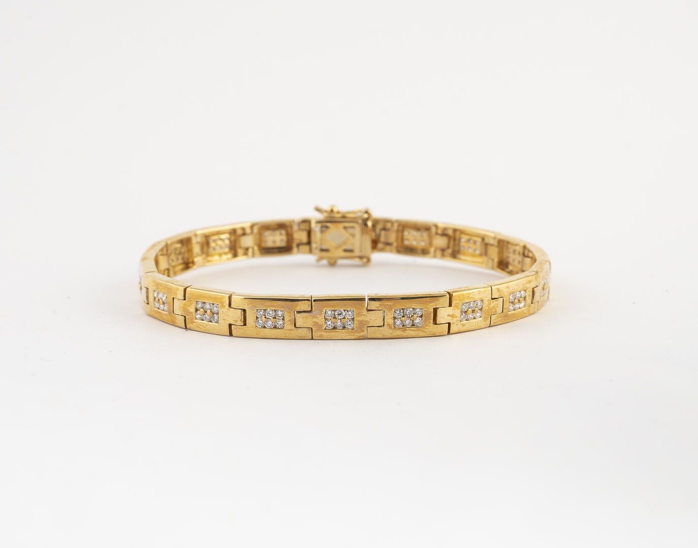 Null RIBBON BRACELET 

In 750°/°° gold 

Ornamented with rectangular links enhan&hellip;