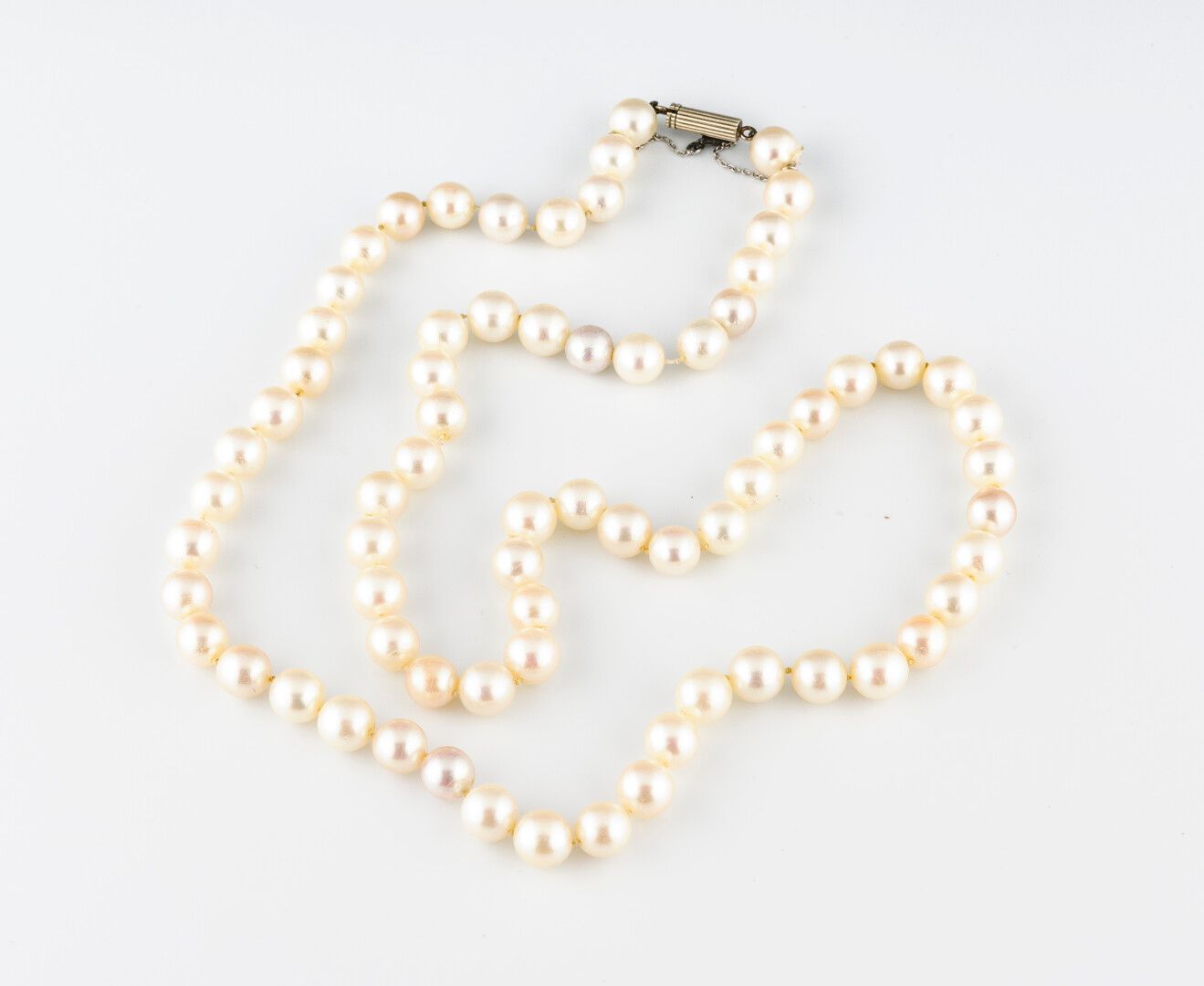 Null 养殖珍珠长吊坠项链

直径约8.2毫米

750°/°的白金表扣，带小圆点

配有银色950°/°安全链

毛重：55.51克

长度：33厘米