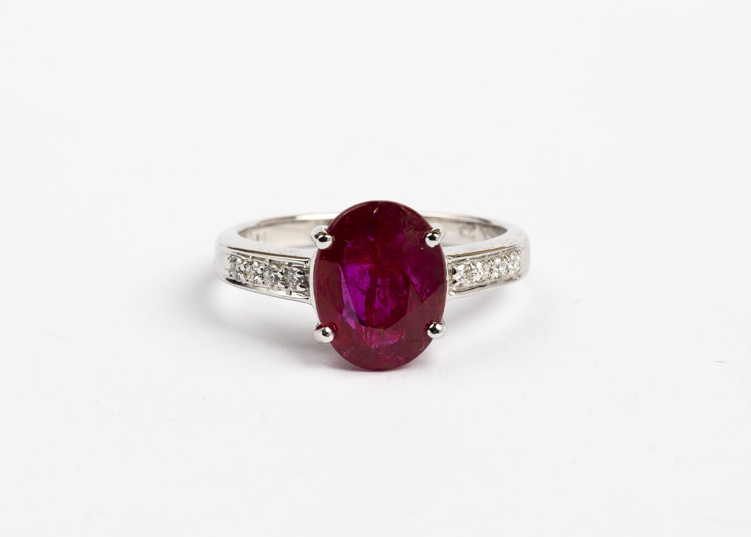 Null RING

In white gold 750°/°°.

Set with an oval ruby of 3.24 cts approx. Wit&hellip;