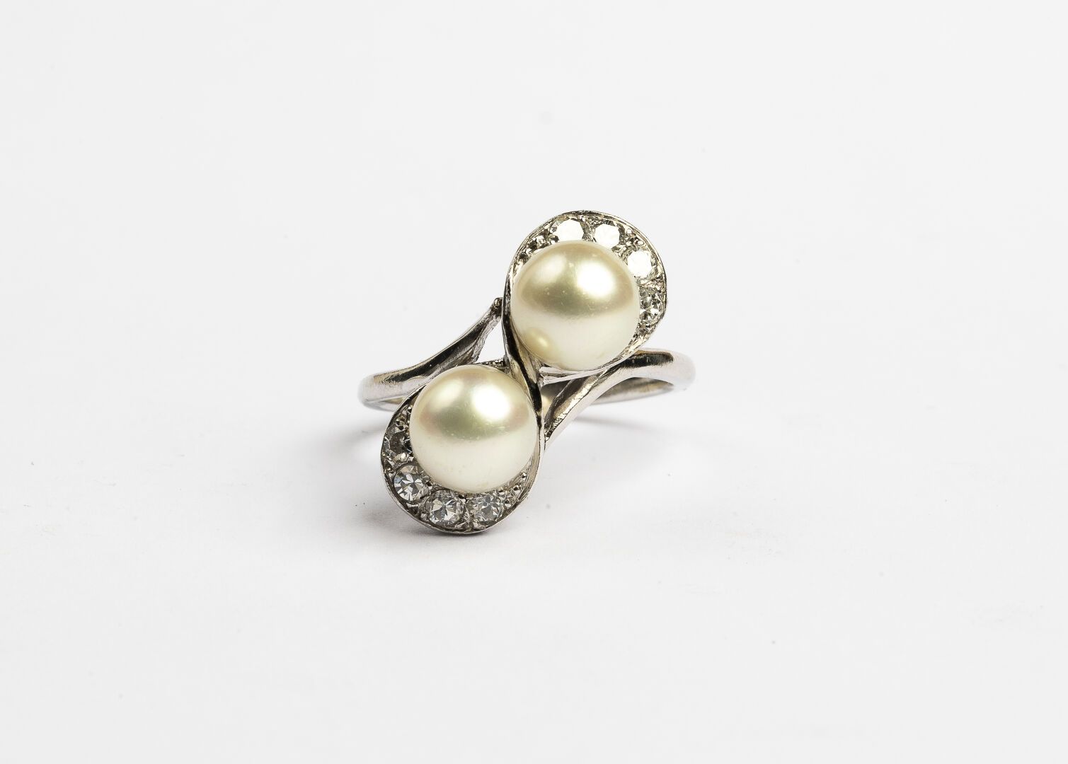 Null CROSSED RING

In platinum 

Adorned with two cultured pearls highlighted wi&hellip;