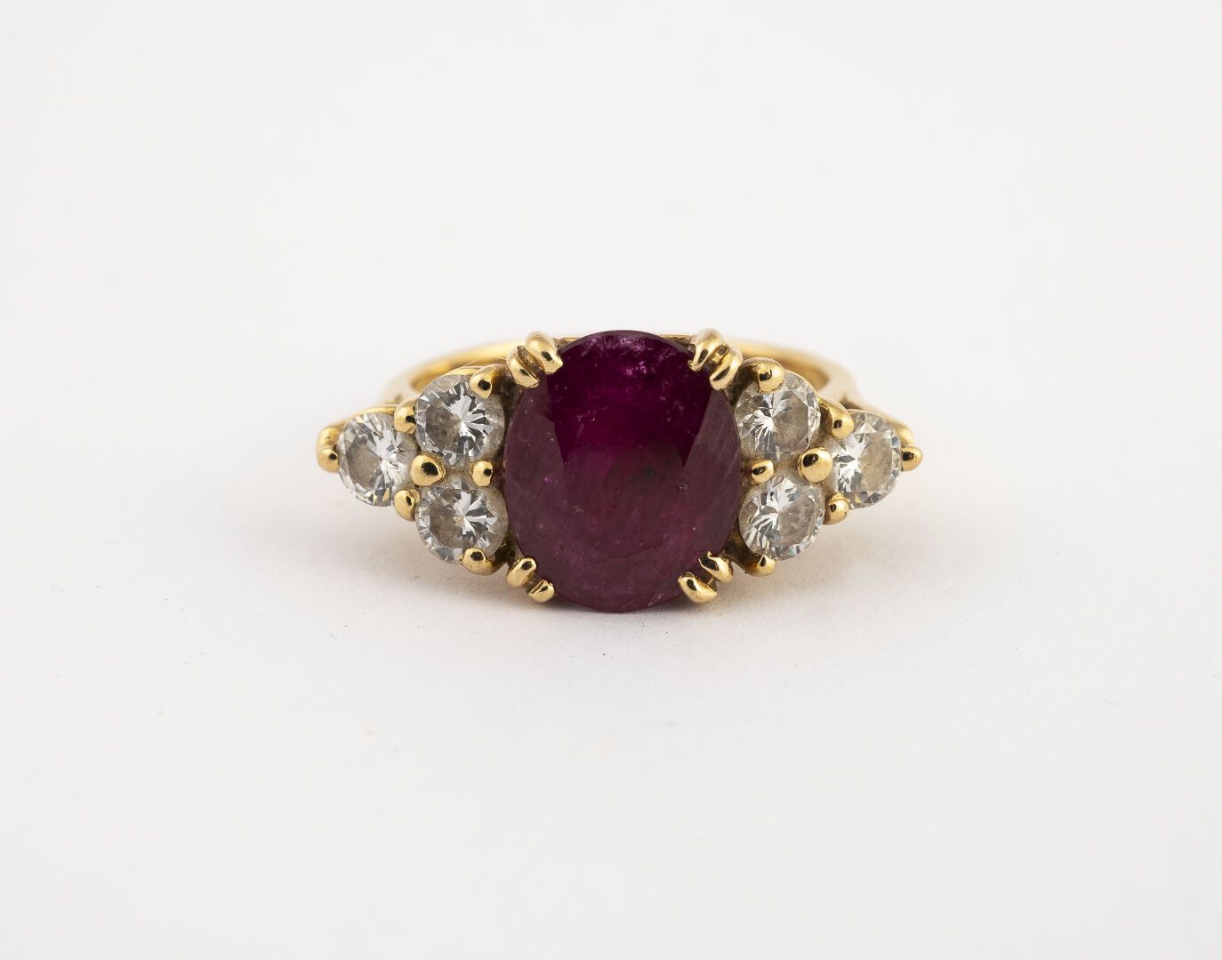 Null RING

In 750°/°° gold

Set with an oval ruby and six diamonds

Gross weight&hellip;