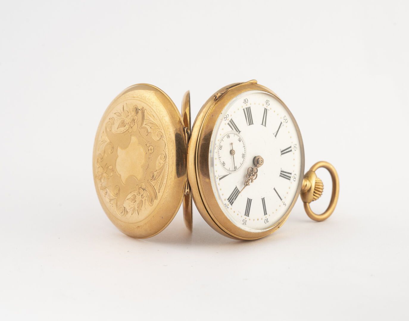Null 袖珍手表

在750°/°金中

白色表盘与罗马数字

6点钟方向的秒数

带叶子的扭索纹背面

鎏金金属按钮

19世纪晚期

毛重：66.8克

&hellip;