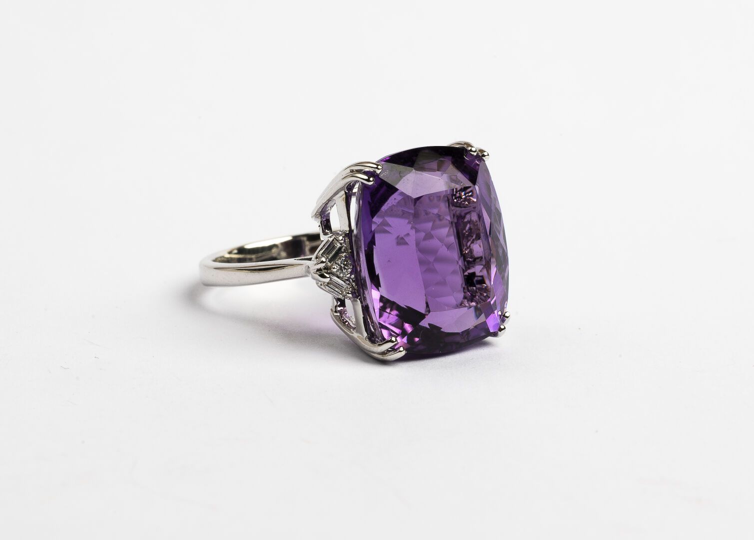 Null RING

In white gold 750°/°°.

Set with a large cushion amethyst of 14 cts a&hellip;