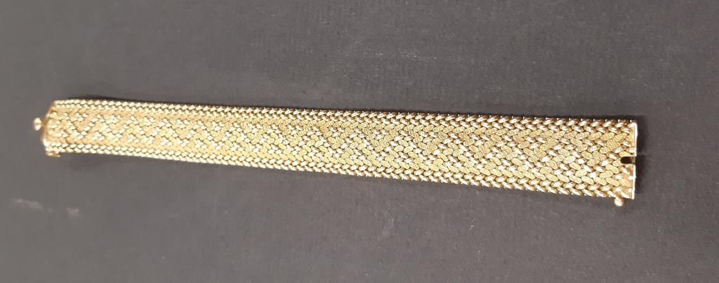 Null 
Bracelet souple en or jaune à décor géométrique. Poids: 38 gr