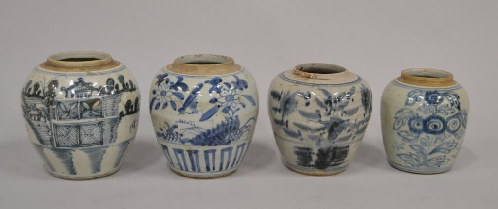 Null CHINE - Quatre pots à gingembre en porcelaine à décor blanc bleu. 

(sans c&hellip;