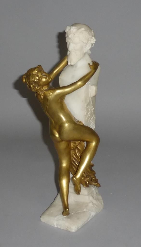 Null Jeune femme en bronze doré enserrant un buste de Faune en marbre blanc. Ver&hellip;