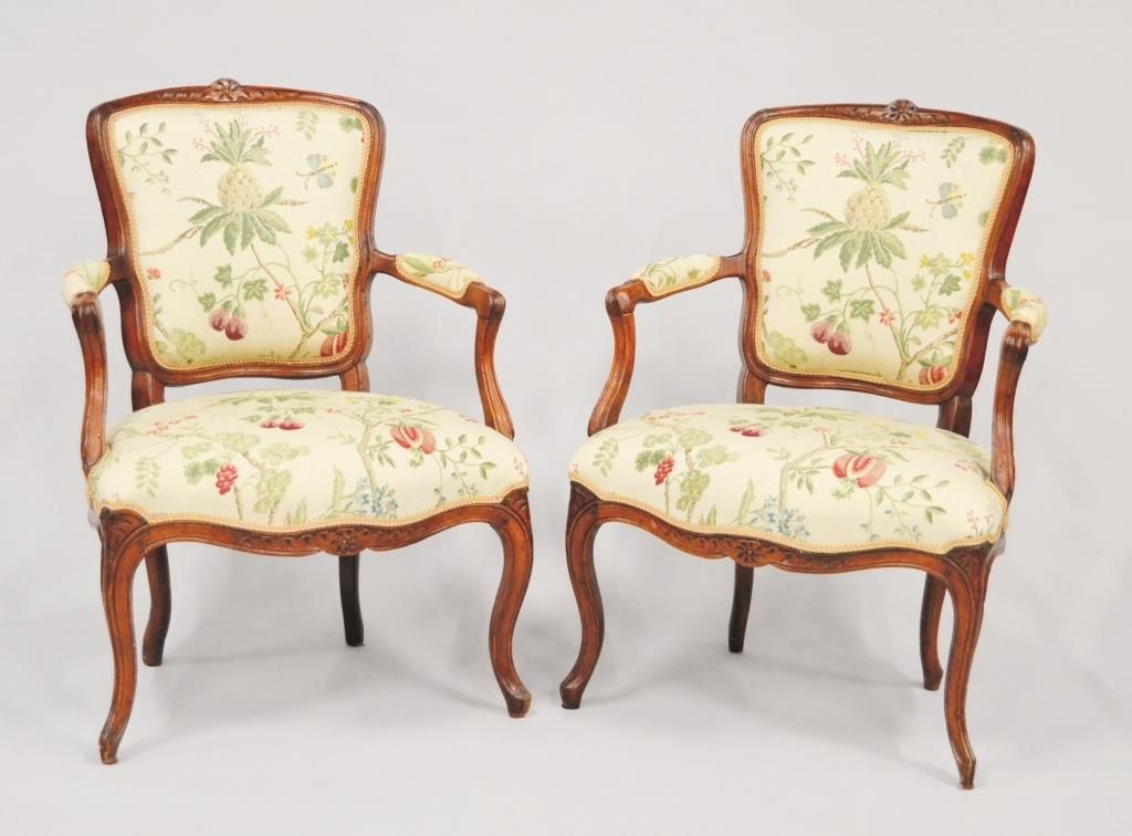 Null 
一对胡桃木敞篷扶手椅。凸形的腿。
(覆盖着绣有花和水果的织物）。
省级作品，路易十五时期

(增援)
H.86宽62深52厘米