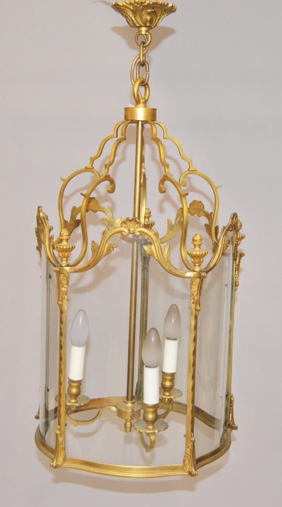 Null 
前庭的灯笼，用雕刻和镀金的青铜制成的罗盖尔装饰，有五个弯曲的玻璃面。有3个灯的Lustrillon。 路易十五风格


H.67厘米