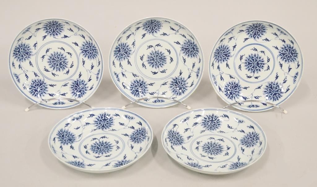 Null CHINE - Cinq assiettes en porcelaine à décor blanc bleu de fleurs. Marque a&hellip;
