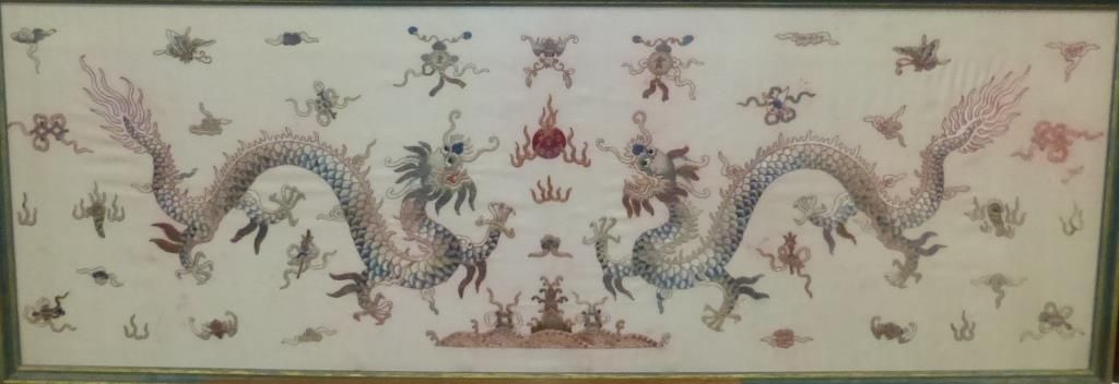 Null CHINE - Broderie de soie à décor polychrome de dragons affrontés poursuivan&hellip;