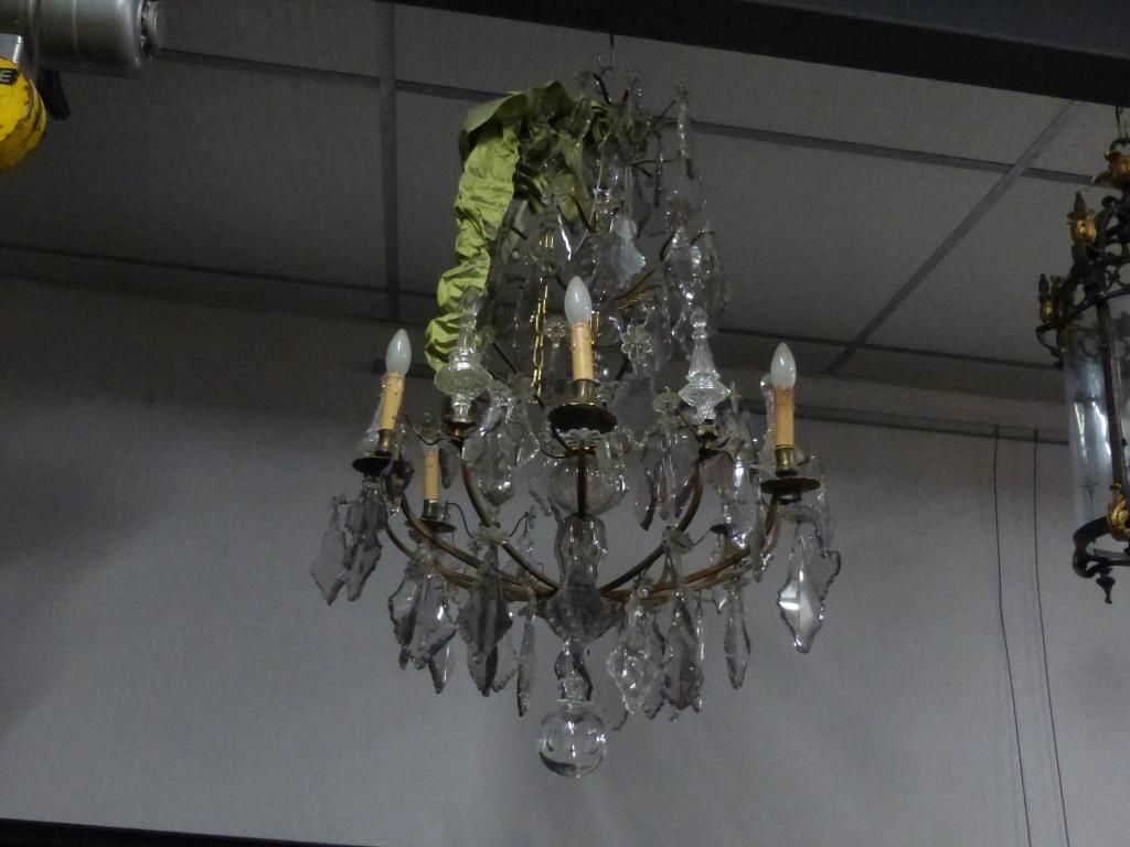 Null 
Grand lustre à six lumières en bronze et pampilles.
H. 110 D. 70 cm