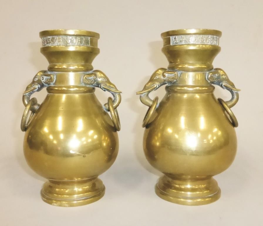 Null CHINE - Paire de vases en bronze. Prises à décor de têtes d'éléphant. Signé&hellip;