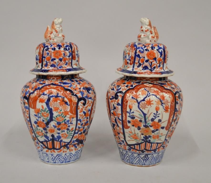 Null JAPON, IMARI - Paire de vases couverts en porcelaine à décor Imari. 

Couve&hellip;