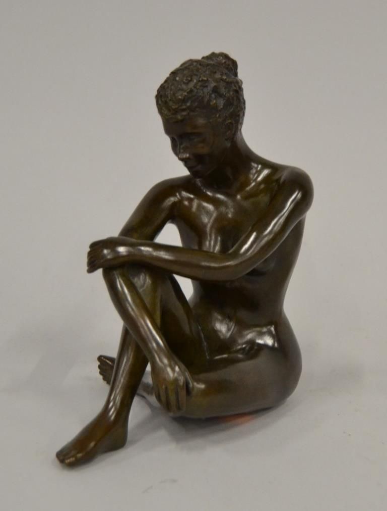 Null SAUMELLE " 年轻的坐着的女孩"。

古铜色的雕塑。

签名，创始人印章Beineix和编号7/8

H.22厘米