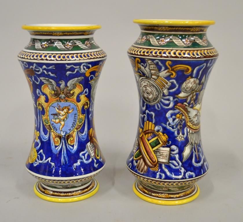 Null 
GIEN - 两件带有新文艺复兴时期多色图案装饰的Albarello陶器。 
和蓝色背景上的爱。19世纪晚期

H.29厘米