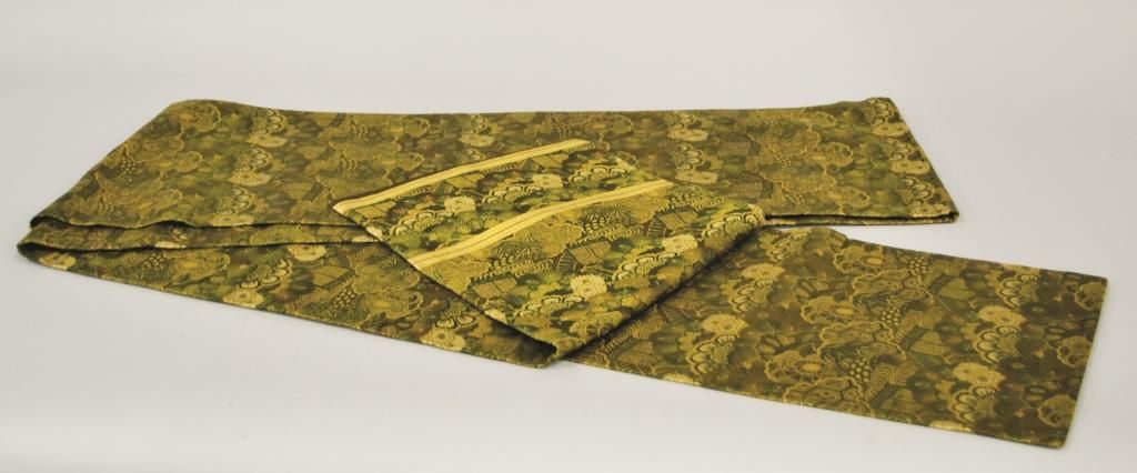 Null 
中国 - 丝绸和金线的和服腰带，绿色背景上的叶子装饰。




约1900年。




397 x 32 cm