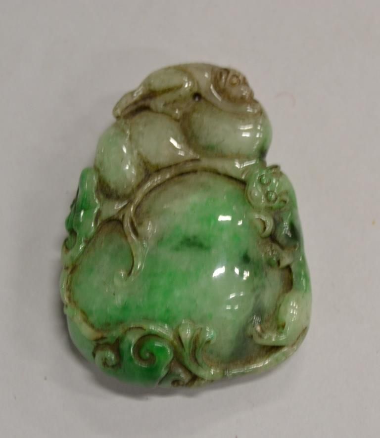 Null CHINE - Pendentif en jade verte à décor de singes sur des fruits.

6,5 x 5 &hellip;