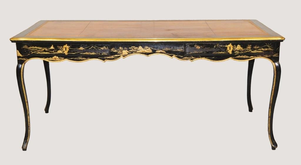 Null 熏黑的模制木头的平面书桌，马汀清漆的风景镀金装饰。

它前面有两个抽屉，另一边有两个模拟抽屉，可以打开。

它站在略带拱形的腿上。

顶部覆盖着镀金的&hellip;