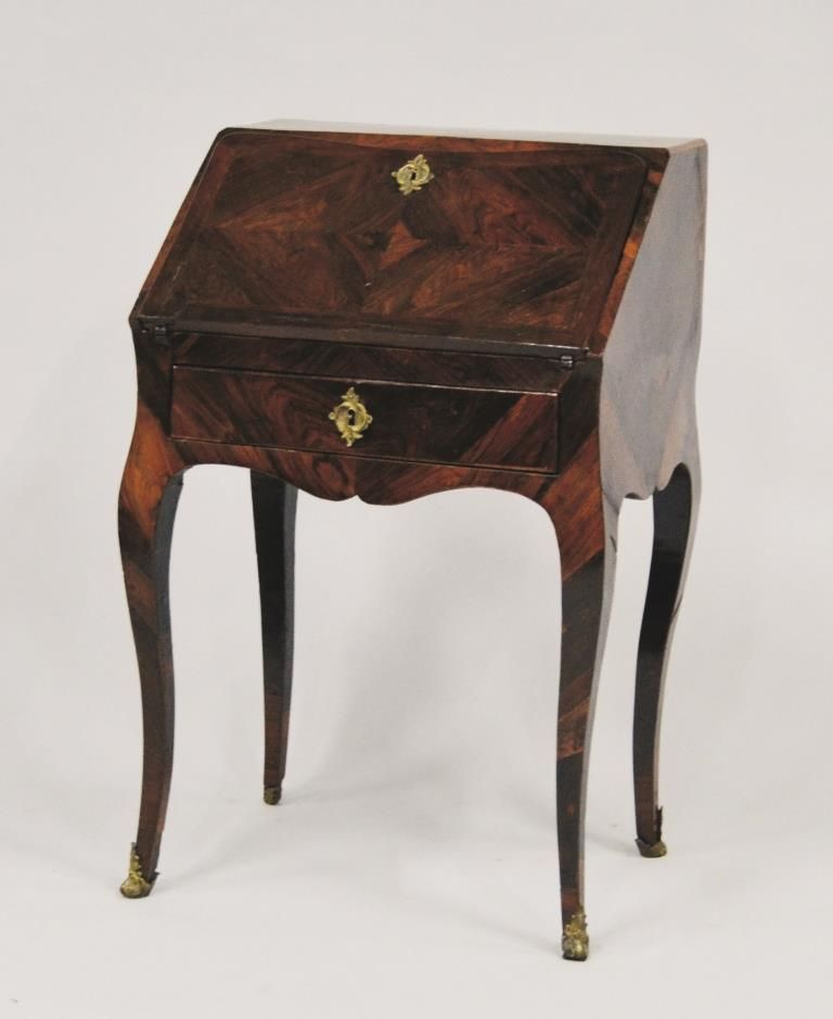 Null 
红木饰面的小书桌，有一个翻盖和一个抽屉。
路易十五时期

(底座上的木皮有一些裂缝)
H.83宽52深40厘米