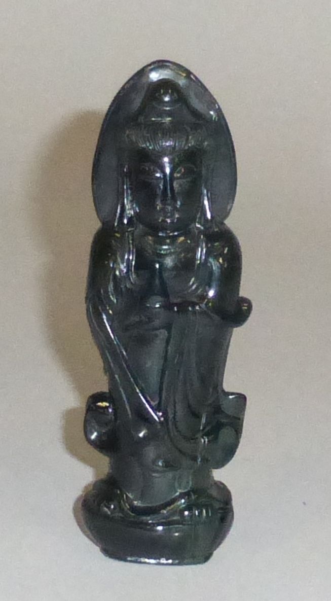 Null CHINE - Divinité en méditation en pierre dure verte foncé.

H. 12,5 cm