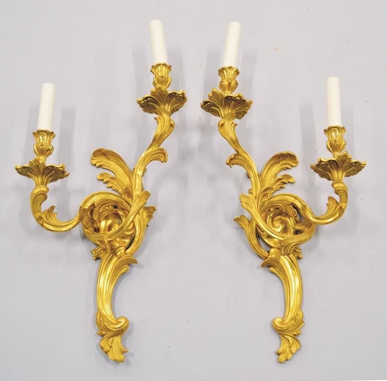 Null Paire d'appliques à deux lumières en bronze ciselé et doré à décor rocaille&hellip;