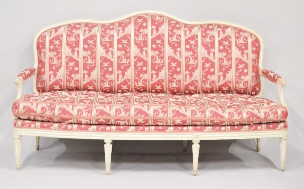 Null Grande divano a schienale piatto in legno modellato con ricamo color crema.&hellip;