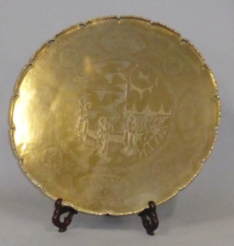 Null CHINA - Brass tray with engraved characters in landscapes. D. 57 cm