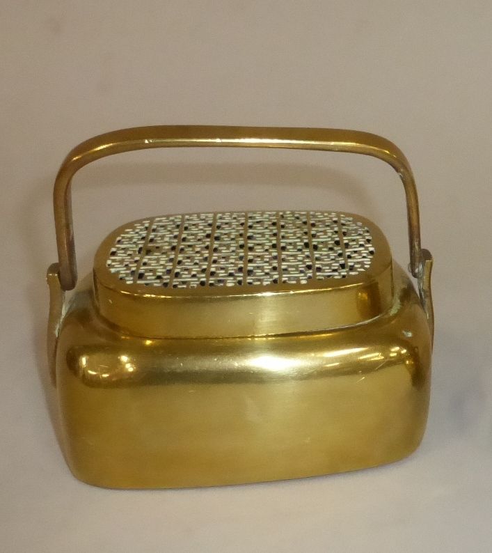 Null 中国 - 黄铜暖炉，有镂空的盖子和几何装饰。一个手柄。

H.7 W. 14 D. 10 cm
