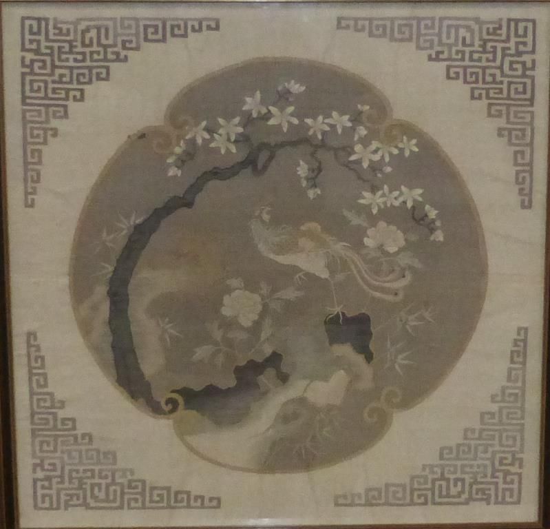 Null CHINE, vers 1900 - Broderie ronde en soie à décor d'oiseaux et branchages.
&hellip;