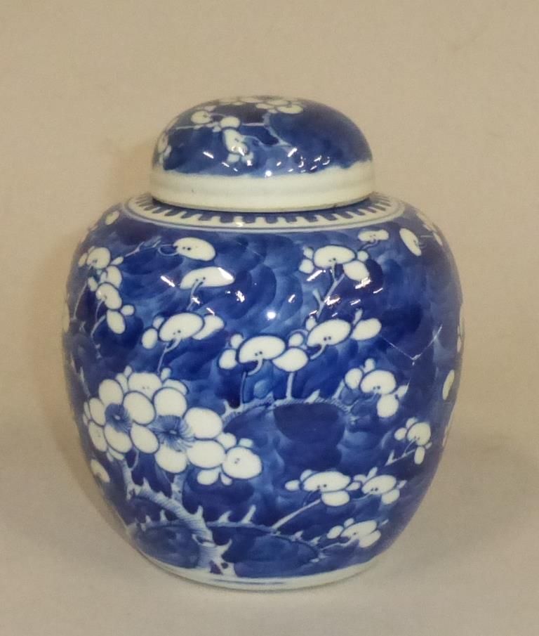 Null CHINE - Petit vase couvert en porcelaine à décor blanc bleu de fleurs marqu&hellip;