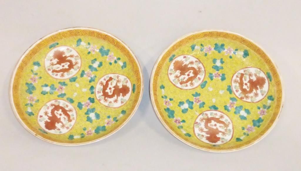 Null CHINE - Paire d'assiettes en porcelaine à fond jaune à décor polychrome de &hellip;