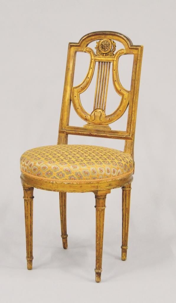 Null Kleiner vergoldeter Stuhl mit Lyra-Lehne. 

Auf vier konisch zulaufenden, k&hellip;