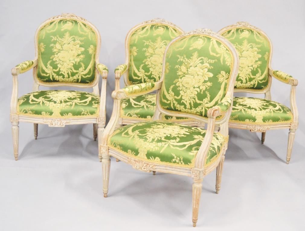 Null Quatre fauteuils en bois mouluré, sculpté et rechampi crème à décor de feui&hellip;