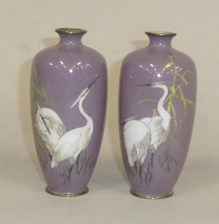 Null CHINE - Paire de petits vases en émail cloisonné à décor d'oiseaux sur fond&hellip;