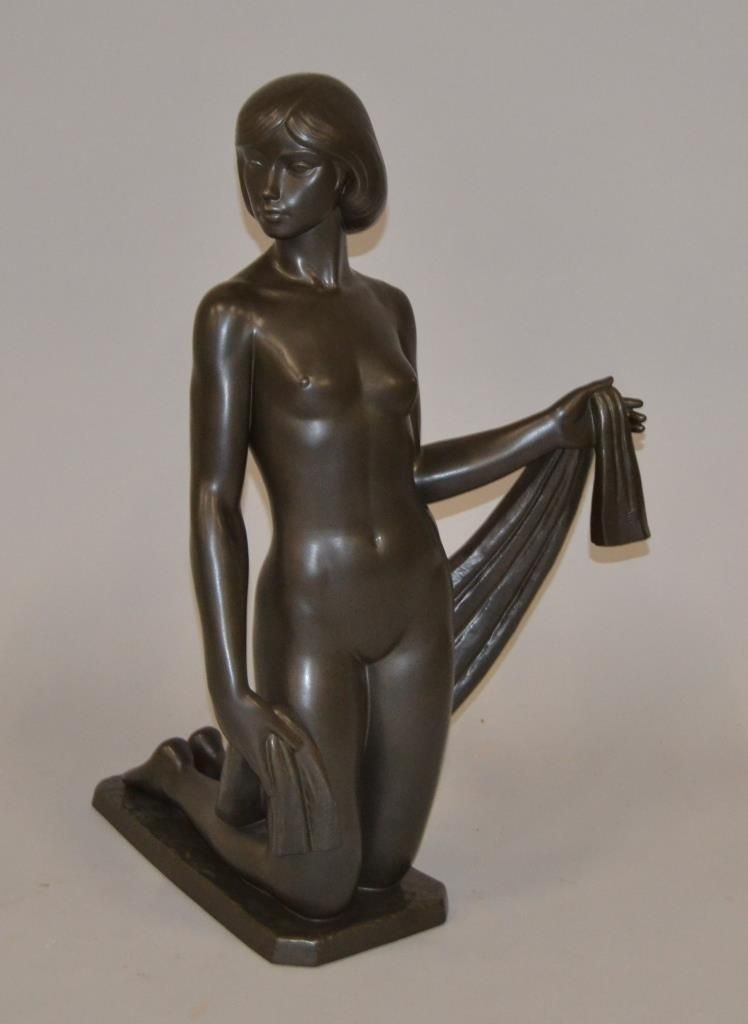 Null Francisco CATALA (XXe siècle) " Jeune femme nue agenouillée "

Sculpture en&hellip;