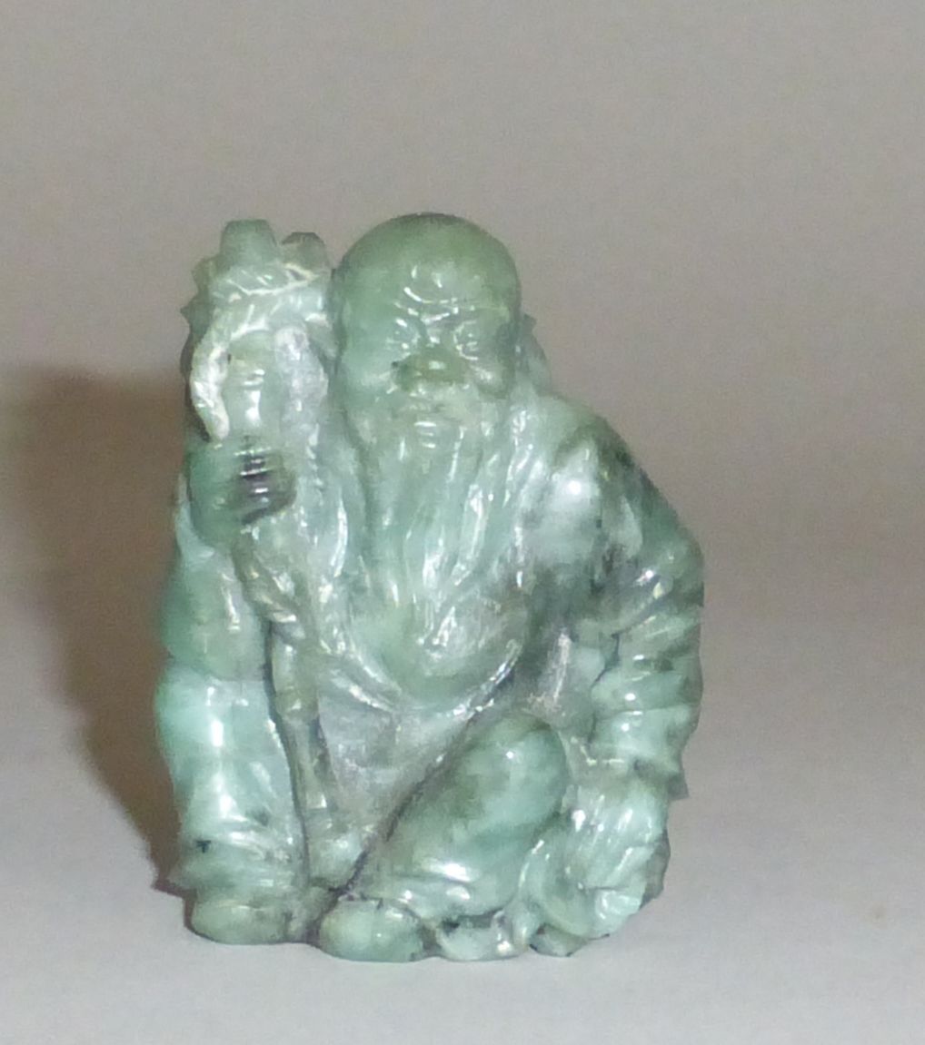 Null CHINE - Sage assis tenant un baton en pierre dure verte.

H. 6,5 cm