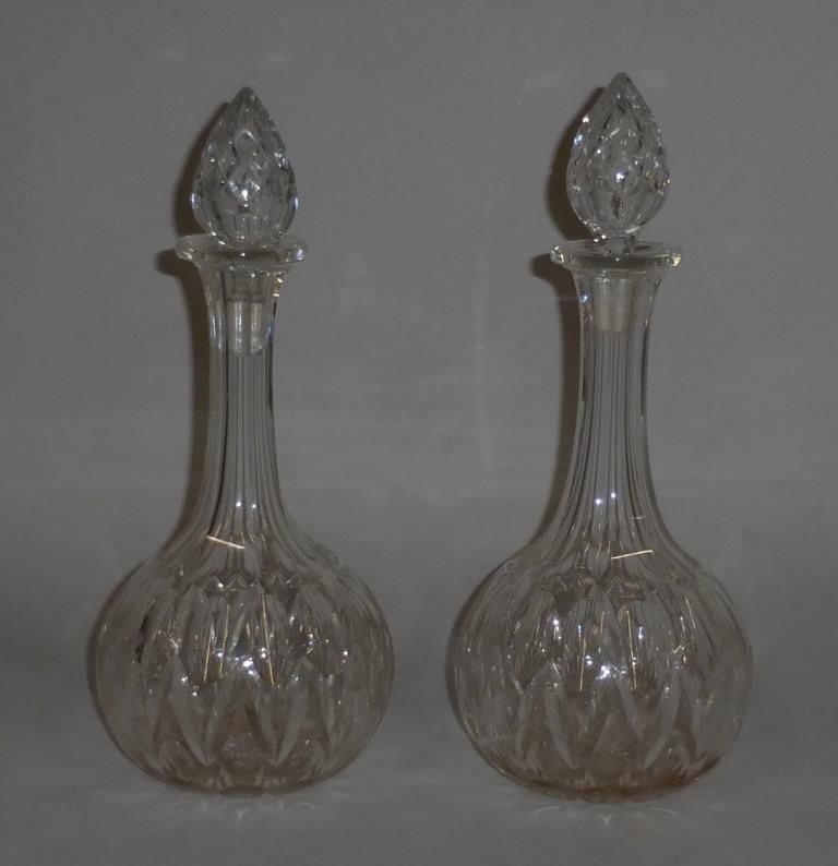 Null HONG KONG - Two pairs of cut crystal decanters. Circa 1930

H. 34 and 30 cm