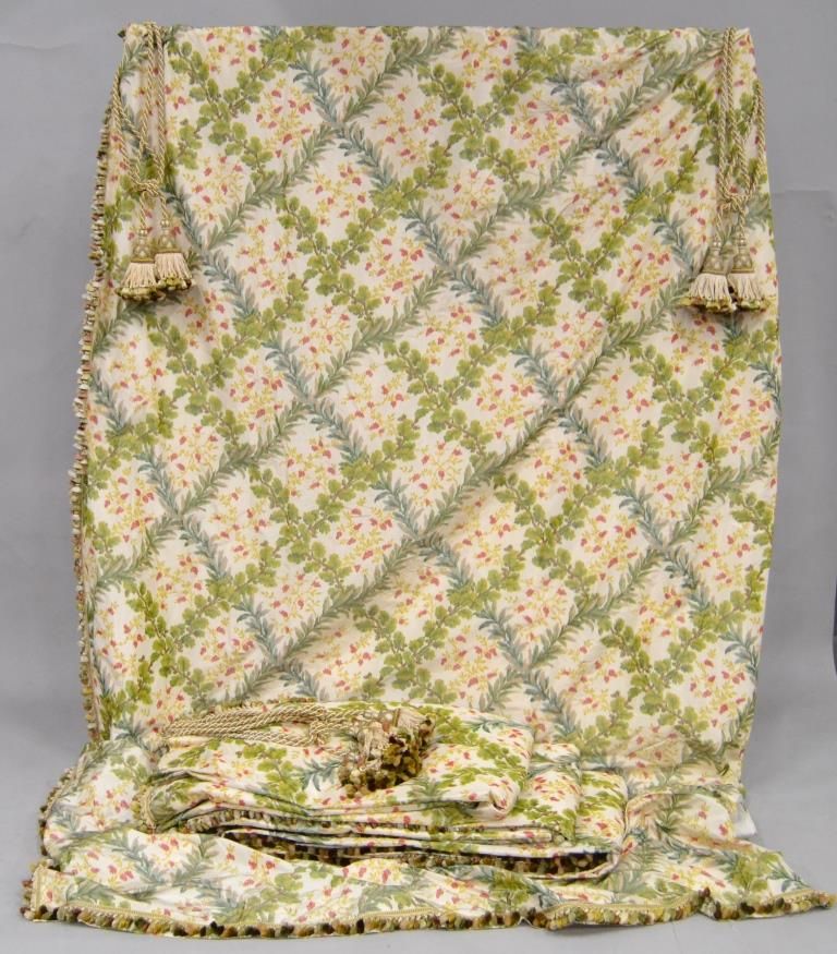 Null 
Deux paires de rideaux en tissu à décor polychrome de croisillons de feuil&hellip;