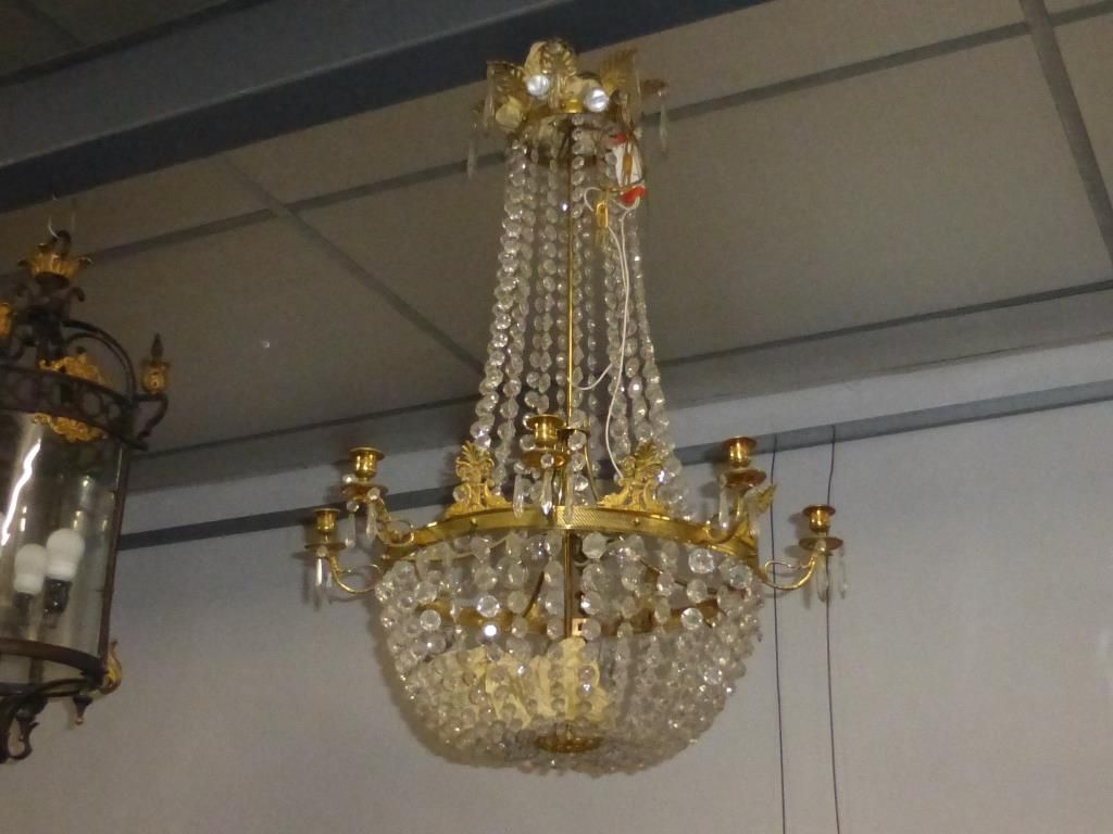 Null Lustre montgolfière à huit lumières en bronze et pampilles de cristal.

Sty&hellip;