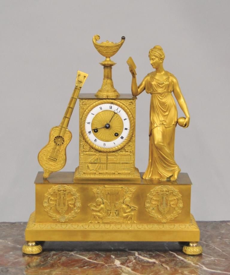 Null Pendule en bronze doré à décor d'une jeune femme au livre et guitare.

XIXe&hellip;