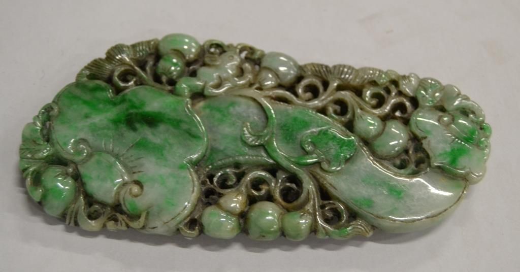 Null CHINE - Sculpture en jade verte à décor de ruyi dans des rinceaux.

13,5 x &hellip;