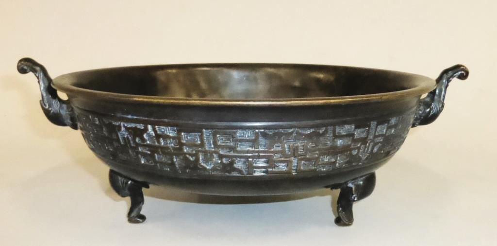 Null CHINA - A patinated bronze bowl with two handles decorated with a geometric&hellip;