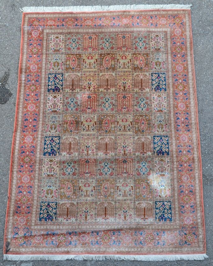 Null 
IRAN - GHOUM - 粉红色背景的羊毛和丝绸花园地毯。 

(小污点)
194 x 130 cm