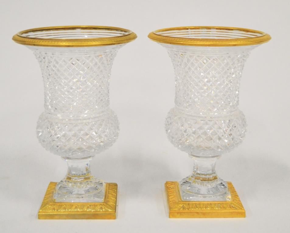 Null Paire de vases en cristal taillé en pointe de diamant et cerclé de bronze d&hellip;