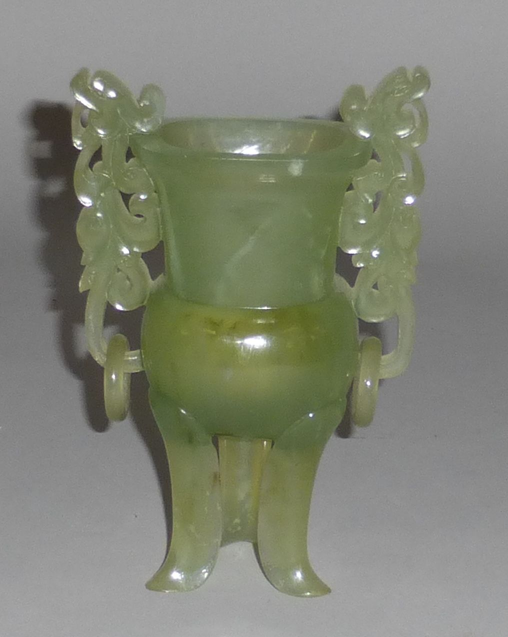 Null CHINA - Small green hardstone vase. Resting on a tripod base.

H. 18 cm