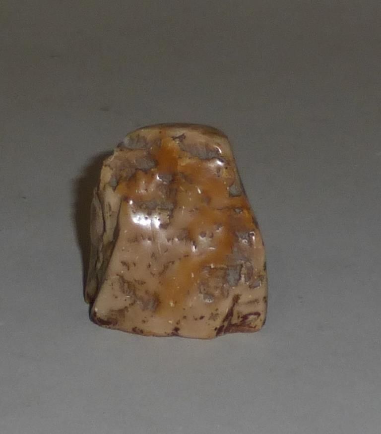 Null CHINE - Petit cachet en pierre dure gravé en forme de rocher. H. 5 cm