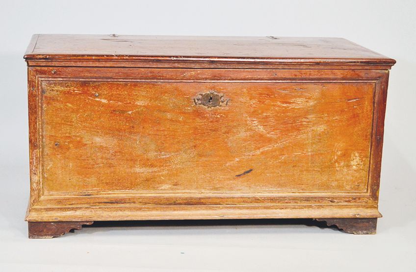 Null 模制的木头和锻铁的箱子，打开后是一个翻盖的顶部。18世纪
H.60宽115深55厘米