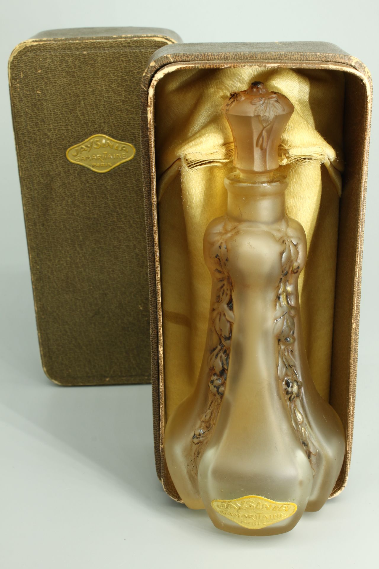 SAMARITAINE "JAYSINIA" 磨砂玻璃瓶，有花卉装饰和有标题的金色标签。原有的盒子上有标题。高瓶13.8厘米-底座14.2x6.5厘米